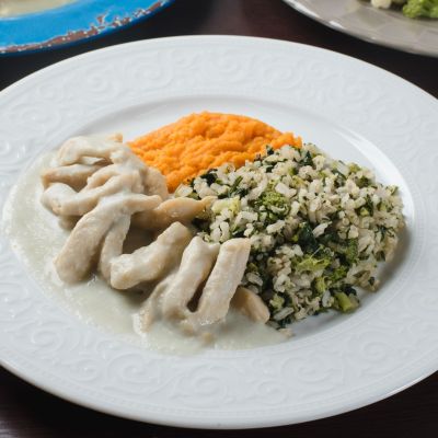 Iscas de Frango ao Gorgonzola, Purê de Cenoura e Arroz com Brócolis 350g - 302kcal - 27g Proteína