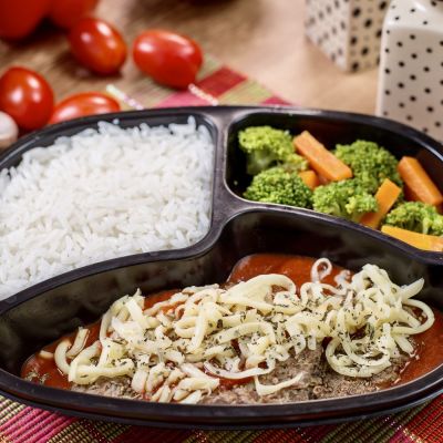 PP 04 - Bife &agrave; Pizzaiolo com Arroz Branco, Cenoura e Br&oacute;colis - 400g